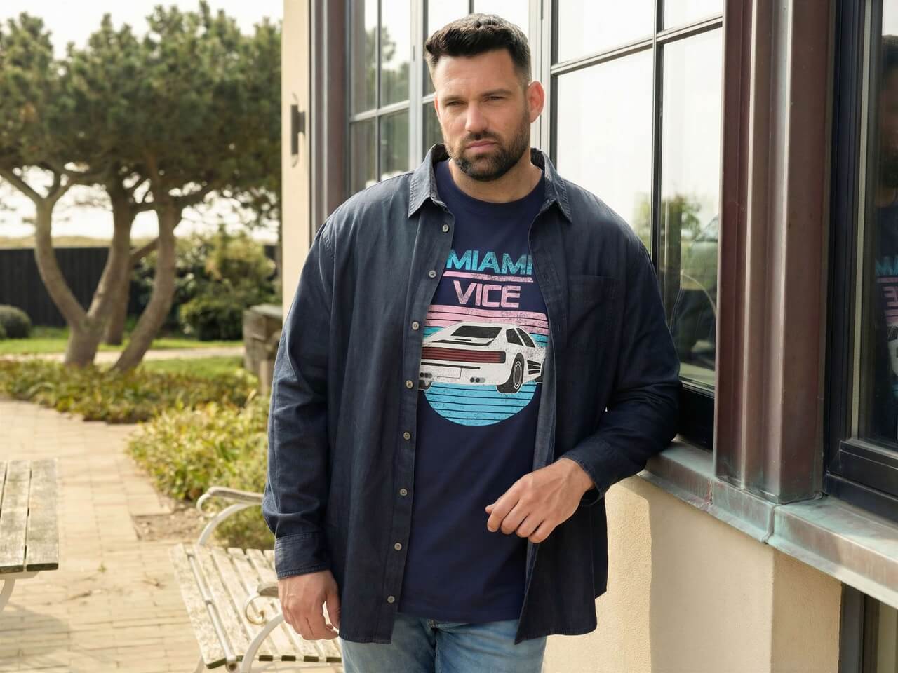 Mężczyzna w luźnej i rozpiętej koszuli